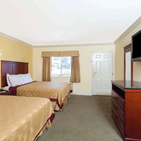 Travelodge By Wyndham Brea Kültér fotó