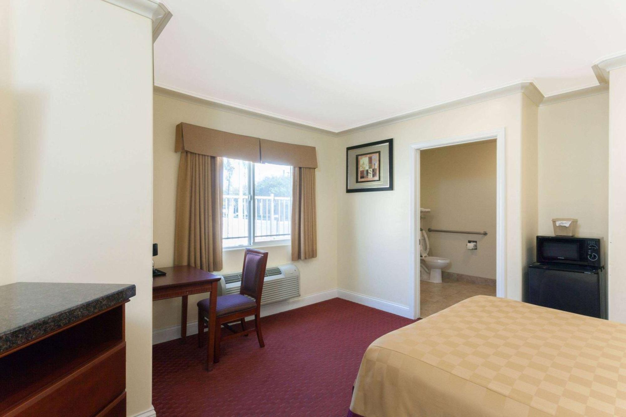 Travelodge By Wyndham Brea Kültér fotó