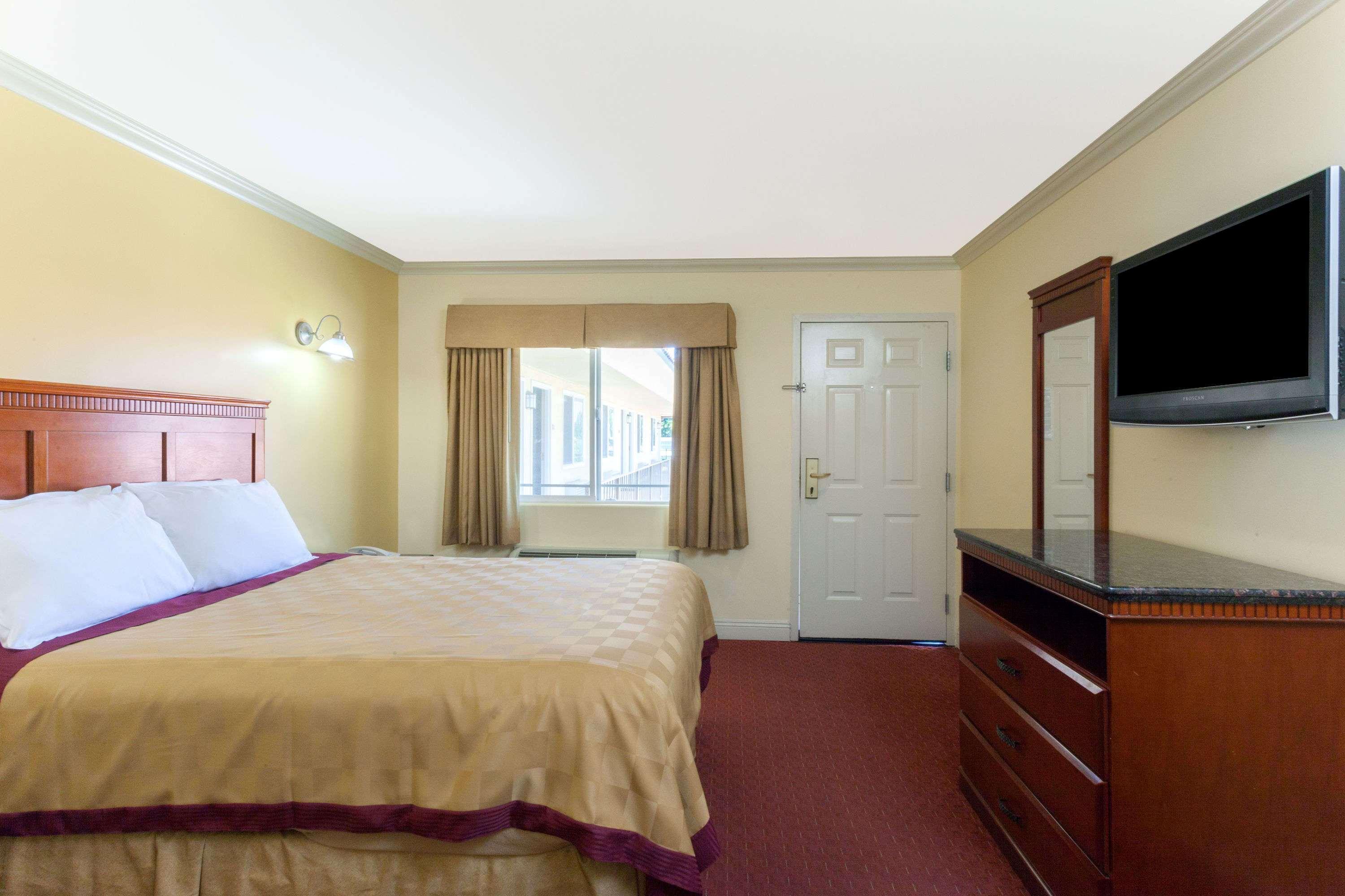 Travelodge By Wyndham Brea Kültér fotó