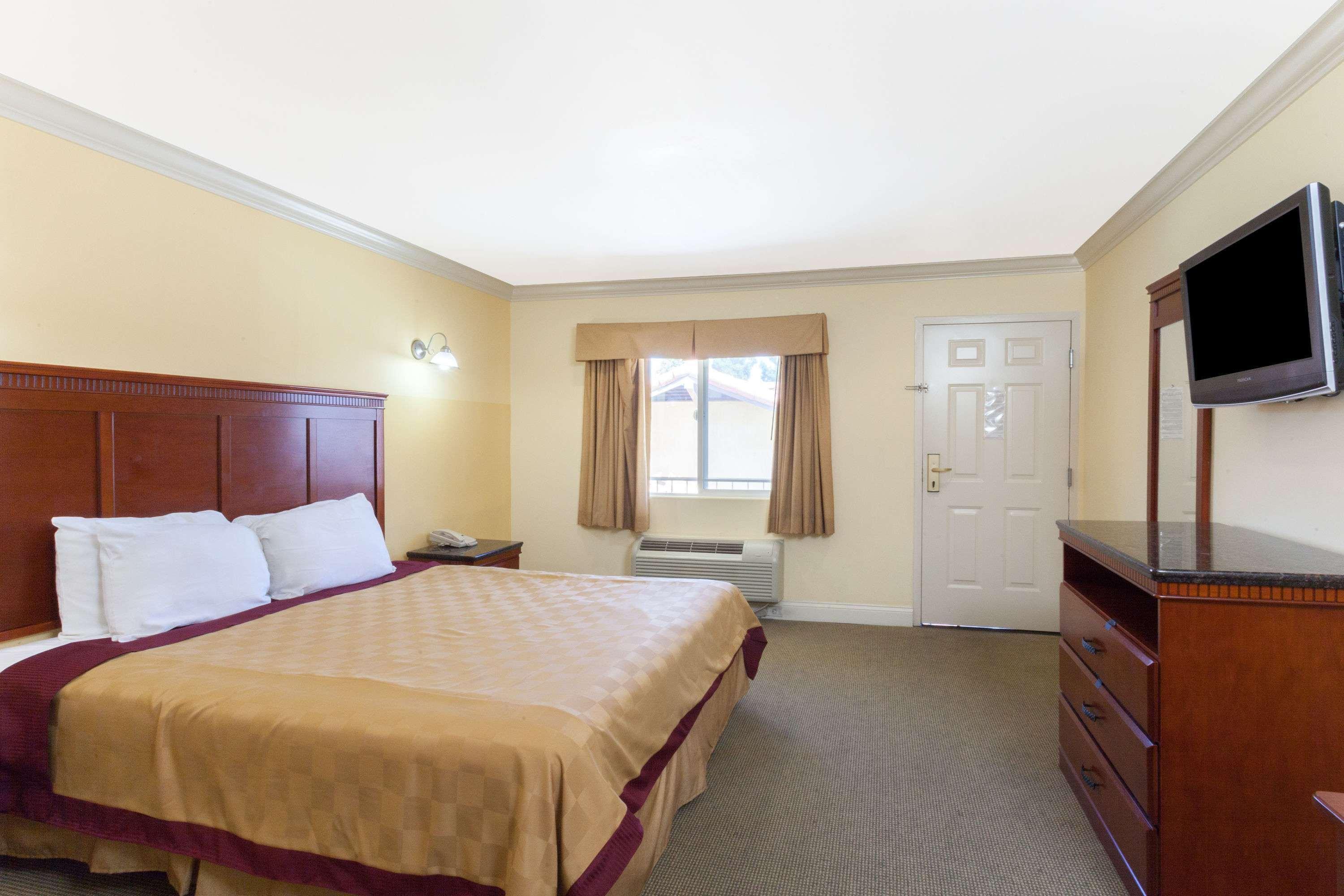 Travelodge By Wyndham Brea Kültér fotó
